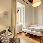 Tritone House Гостевой дом Рим