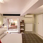 Tritone House Гостевой дом Рим