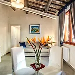 Tritone House Гостевой дом 4*