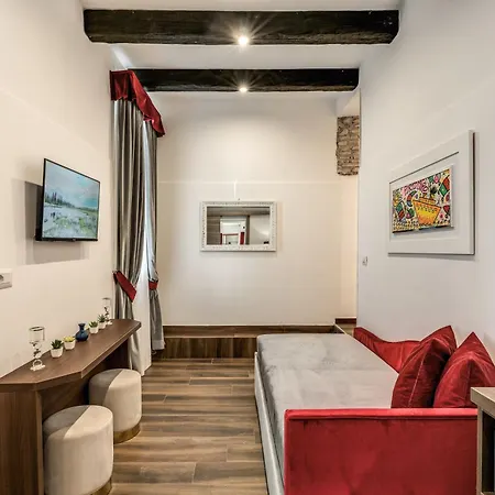 Tritone House Pensión 4*